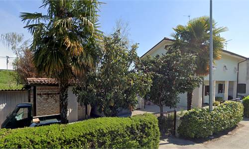  House with land, a well, and the option of a boat mooring near Caorle.
